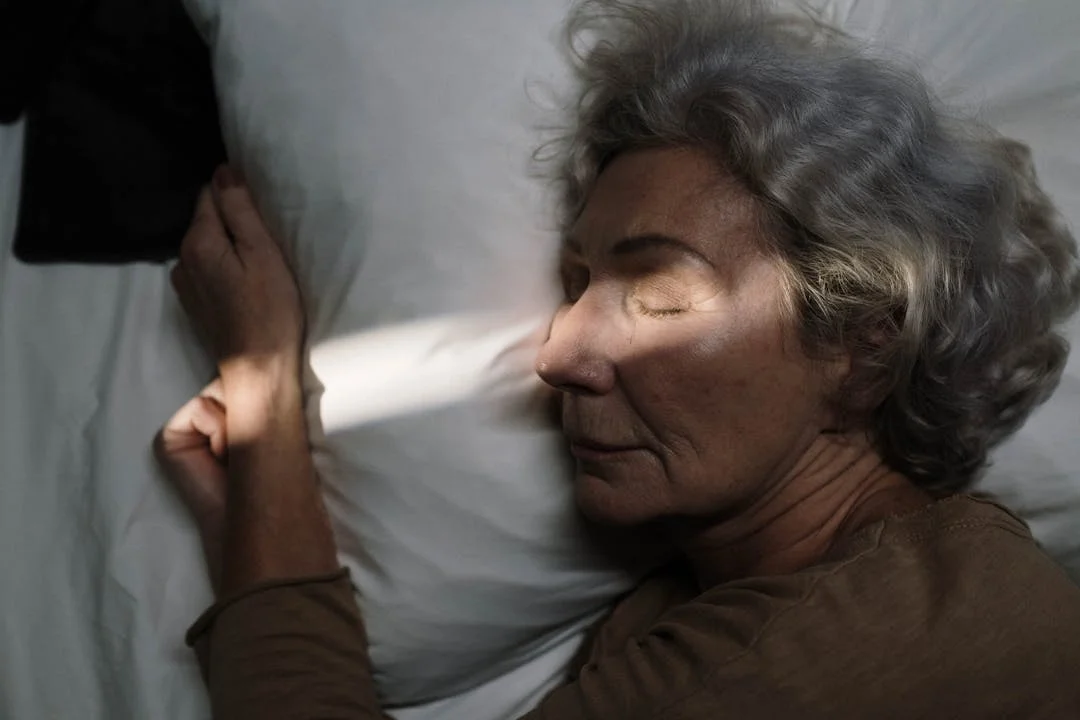 Por Que Dormir Pouco Aos 50+ Acelera a Queda de Memória