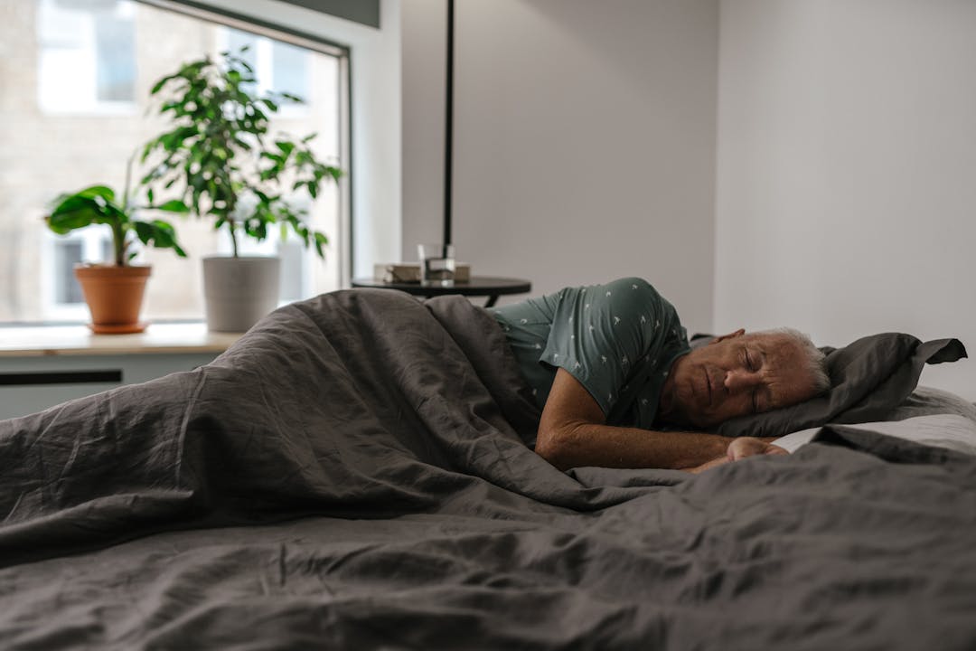 Sono Reparador e Memória: 5 Hábitos Noturnos Que Protegem o Cérebro