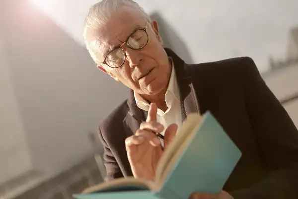 Aprender Um Idioma Depois dos 50: É Possível e Protege o Cérebro